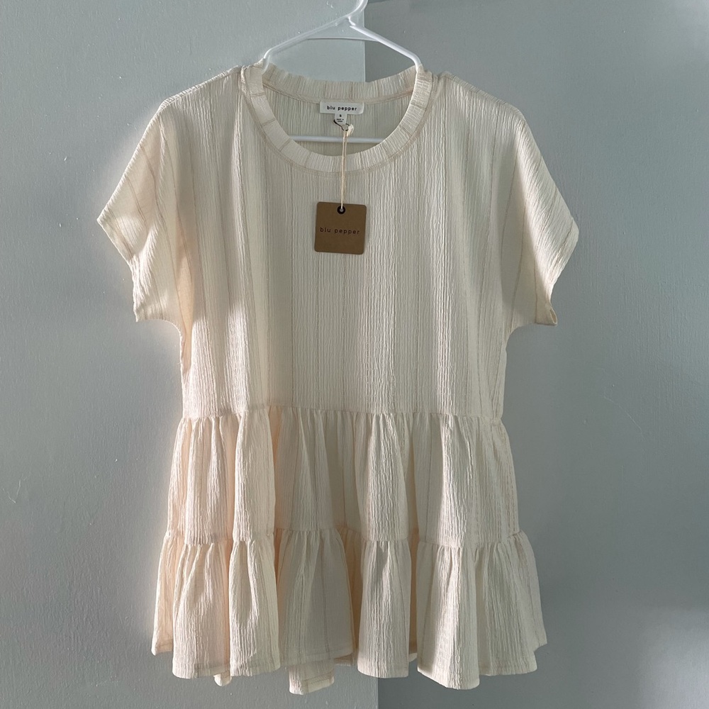 Women’s Blouse/Shirt - Beautiful Flowy detail - Size Small